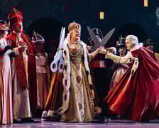 <p>Sceny ze &bdquo;Strasznego dworu&rdquo; w Operze Wrocławskiej</p>