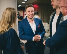 <p>Piotr Janusz (to w serialu Andrew Fox, brytyjski dziennikarz)</p>