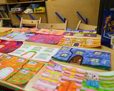 <p>Warsztaty dla dzieci w CIM „Nowe Łąki” z udziałem Jakuba Plączkowskiego, wrocławskiego Nikifora</p>