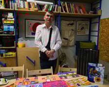 <p>Warsztaty dla dzieci w CIM „Nowe Łąki” z udziałem Jakuba Plączkowskiego, wrocławskiego Nikifora</p>