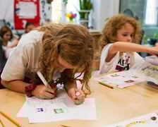 <p>Warsztaty dla dzieci w CIM „Nowe Łąki” z udziałem Jakuba Plączkowskiego, wrocławskiego Nikifora</p>