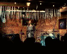 <p>Na zdjęciu Natalia Lubrano z zespołem podczas koncertu w Mleczarni</p>