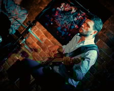 <p>Na zdjęciu Natalia Lubrano z zespołem podczas koncertu w Mleczarni</p>