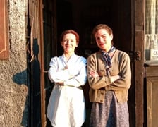 <p>Eliza Głowicka-Wolska z Morgane Polański na planie filmu &bdquo;Skarbek&rdquo; w Bystrzycy Kłodzkiej</p>