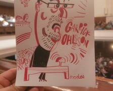 <p>Tak siedzi Tomasz Broda, z lewej jurorzy, z prawej scena</p>