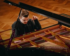 <p>Piotr Alexewicz gra w III etapie Konkursu Chopinowskiego</p>