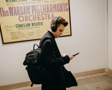 <p>Piotr Alexewicz na korytarzu Filharmonii Narodowej</p>