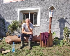 <p>Jan Giejson po powodzi w Bardzie</p>