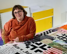 <p>Olga Budzan przy zszywaniu tkaniny artystycznej w Barbarze</p>