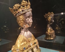 <p>herma relikwiarzowa św. Doroty | Wrocław (?) | Buda (?) | ćwierć XV wieku i około 1500 | srebro złocone, kamienie szlachetne, kryształ g&oacute;rski, szkło | pochodzi z dawnej kaplicy wrocławskiego ratusza</p>