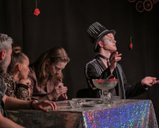 <p>Na zdjęciu aktorzy Teatru Ekstrawersja w spektaklu &bdquo;Tango&rdquo; Sławomira Mrożka</p>