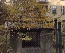 <p>We wrocławskich schronach odbywa się trzydniowa wystawa Yuriya Bileya &ndash; tu wylot schronu przy Curie-Skłodowskiej (w podw&oacute;rzu)</p>