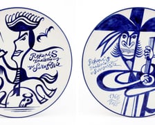 <p>Talerze z Ceramiki Artystycznej w Bolesławcu malowane ręcznie przez Tomasza Brodę &ndash; z lewej Zbyszek Cybulski, z prawej Leon Niemczyk (wizerunki bohater&oacute;w &bdquo;Rękopisu&rdquo; z filmu Hasa)</p>