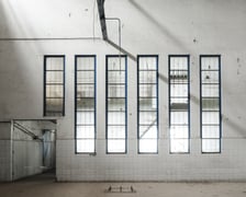 <p>Wnętrza hali po Kraftpoście na Kolejowej</p>