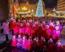 <p>Występ mażoretek &bdquo;Mari Mar&rdquo; na wrocławskim Rynku</p>