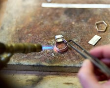 <p>Dominika Kuźniar w swojej pracowni w Niegalerii przy Tęczowej</p>