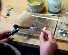 <p>Dominika Kuźniar w swojej pracowni w Niegalerii przy Tęczowej</p>