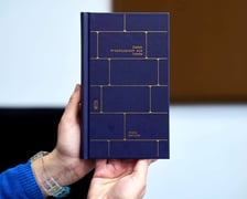 <p>Italo Calvino, &bdquo;Zamek krzyżujących się los&oacute;w&rdquo;, przełożyła Anna Wasilewska, Państwowy Instytut Wydawniczy</p>