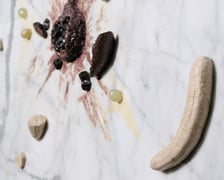 <p class="MsoNormal">Owoce &ldquo;Ziem Rzadkich&rdquo;</p>
<p class="MsoNormal">cykl makrofotografii; druk cyfrowy</p>
<p class="MsoNormal">2025</p>
<p class="MsoNormal">Okazy minerał&oacute;w z Krainy Wygasłych Wulkan&oacute;w (Pog&oacute;rze Kaczawskie), pozyskane w trakcie terenowych poszukiwań prowadzonych przez artyst&oacute;w; pochodzą z ich prywatnej kolekcji.</p>