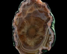 <p class="MsoNormal">Owoce &ldquo;Ziem Rzadkich&rdquo;</p>
<p class="MsoNormal">cykl makrofotografii; druk cyfrowy</p>
<p class="MsoNormal">2025</p>
<p class="MsoNormal">Okazy minerał&oacute;w z Krainy Wygasłych Wulkan&oacute;w (Pog&oacute;rze Kaczawskie), pozyskane w trakcie terenowych poszukiwań prowadzonych przez artyst&oacute;w; pochodzą z ich prywatnej kolekcji.</p>