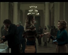 <p>Kadry z filmu &bdquo;Zima pod znakiem Wrony&rdquo; w reżyserii Kasi Adamik &ndash; aktorki Zofia Wichłacz i Lesley Manville</p>