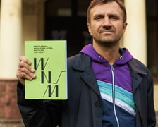 <p>Paweł Piotrowicz, jeden z kurator&oacute;w wystawy</p>