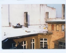 <p class="MsoNormal">Witek Zadziorko na dachu skłotu przy ul. Oławskiej 1990-1991</p>