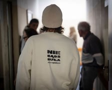 <p>Albert Wrotnowski w bluzie z napisem: nie bądź buła, podziel się</p>