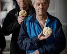 <p>dw&oacute;ch mężczyzn trzymających bułki</p>