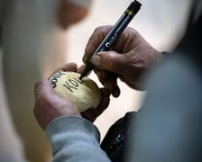 <p>podpisywanie kamiennej bułki</p>