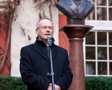 <p>dr Łukasz Kamiński, dyrektor Ossolineum, przed popiersiem J&oacute;zefa Maksymiliana Ossolińskiego&nbsp;</p>