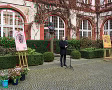 <p>dr Łukasz Kamiński, dyrektor Ossolineum, przed popiersiem J&oacute;zefa Maksymiliana Ossolińskiego&nbsp;</p>