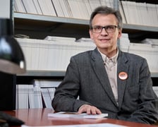 <p>Mariusz Urbanek w redakcji miesięcznika &bdquo;Odra&rdquo;</p>