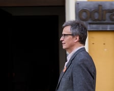 <p>Mariusz Urbanek przed wejściem do redakcji miesięcznika &bdquo;Odra&rdquo;</p>