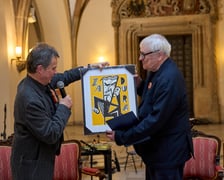 <p>Gala wręczenia Nagrody &bdquo;Odry&rdquo; w Ratuszu połączona z jubileuszem 65-lecia pisma &ndash; redaktor naczelny Mariusz Urbanek wręcza nagrodę Bohdanowi Zadurze</p>