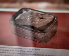 <p>Wystawa &bdquo;Pieśń o roladzie, czyli Wrocław od kuchni&rdquo; w Muzeum Archeologicznym bedzie czynna do grudnia 2026</p>