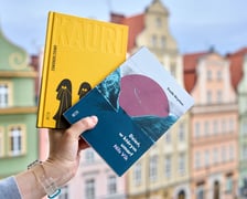 <p>Frode Grytten, &bdquo;Dzień, w kt&oacute;rym umarł Nils Vik&rdquo;, przełożyła Katarzyna Tunkiel, Łukasz Siskiewicz, &bdquo;Kauri&rdquo;, Państwowy Instytut Wydawniczy</p>