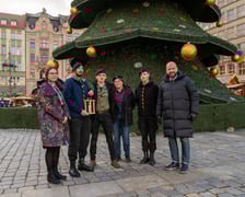 Wrocławscy harcerze  przekazują Betlejmskie Światełko Pokoju prezydentowi Wrocławia