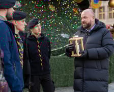 Wrocławscy harcerze  przekazują Betlejmskie Światełko Pokoju prezydentowi Wrocławia