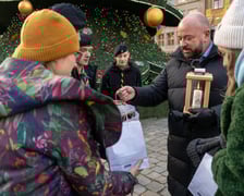 Wrocławscy harcerze  przekazują Betlejmskie Światełko Pokoju prezydentowi Wrocławia