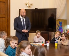 <p>Dzieci ze Szkoły Podstawowej 99, przy ul. Głubczyckiej 3, klasa III &ndash; 24 dzieci i klasa II &ndash; 23 dzieci</p>