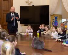 <p>Dzieci ze Szkoły Podstawowej 99, przy ul. Głubczyckiej 3, klasa III &ndash; 24 dzieci i klasa II &ndash; 23 dzieci</p>