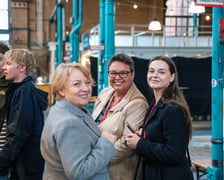 <p>Wrocławscy kupcy i urzędnicy podczas misji gospodarczej w Berlinie. Wnętrze Makthalle Neun.</p>