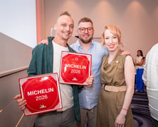 Uczestnicy uroczystości wręczenia plakiet przewodnika Michelin 2026.