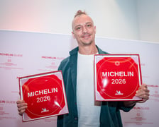 Uczestnicy uroczystości wręczenia plakiet przewodnika Michelin 2026.