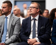 Od lewej siedzą Michał Rado, wicemarszałek dolnośląski i Mateusz Żak, wiceprezydent Wrocławia