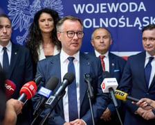 <p>Konferencja prasowa w Dolnośląskim Urzędzie Wojew&oacute;dzkim, 10.08.2026. Przy mikrofonie wiceprezes Agencji Rozwoju Przmysłu S.A., Łukasz Kotapski.</p>