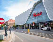 Centrum handlowe Wroclavia zmienia nazwę. Trwa montaż nowego logotypu "Westfield Wroclavia", 01.09.2026 r.