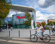 Centrum handlowe Wroclavia zmienia nazwę. Trwa montaż nowego logotypu "Westfield Wroclavia", 01.09.2026 r.