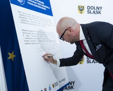 Jakub Mazur, wiceprezydent Wrocławia podpisuje deklarację o współpracy przy Forum Ekonomicznym w Karpaczu